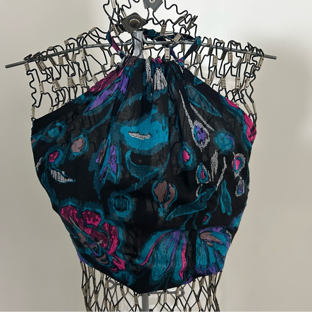Size small tie neck and back cropped tank w/ vibrant colors. Great condition!